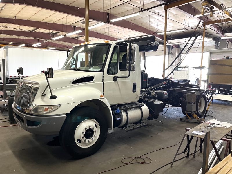 2016 IH 4300 HOOKLIFT